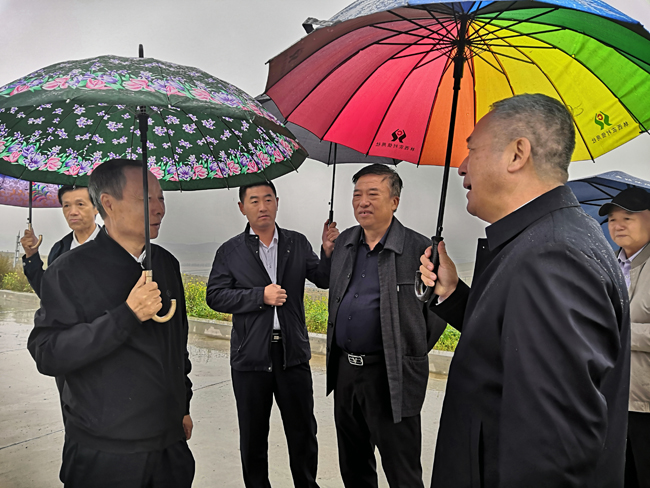 1錢榮旭（左一）與蘇總（右一）交談.jpg