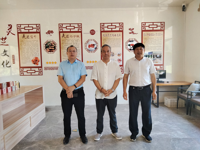 14，蘇總在種植基地展廳合影.jpg