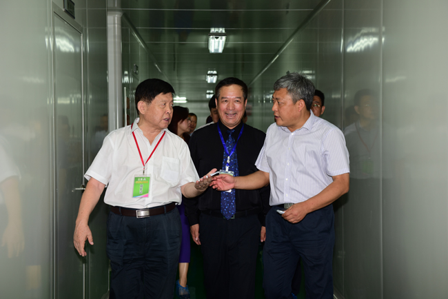 7中國工程院院士李玉參觀錦華食用菌生產(chǎn)線蘇總、  汪冬書記陪同.JPG
