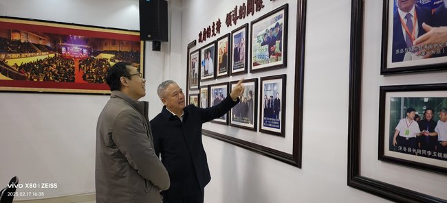 10，蘇總向李飛教授介紹錦華公司.jpg