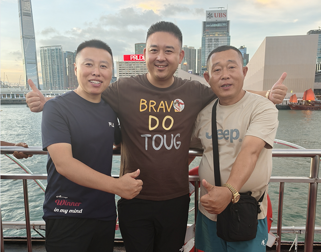 29蘇導(dǎo)與代理商在維多利亞郵輪上（2）.png